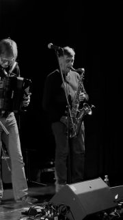 Mit der Fähre zum Konzert! Hansagold spielt zusammen mit Blauwasser auf dem Kulturschifff M.S. Altenwerder in Finkenwerder, Köhlfleet-Hauptdeich, 21129 Hamburg, erreichbar auch per HVV-Schiff von Landungsbrücken oder Övelgönne aus.
Die fünfköpfige Hamburger Band Blauwasser präsentiert ihren deutschsprachigen Gitarrenpop in den Clubs der Stadt. Gekennzeichnet wird ihr Sound durch ambitioniertes Songwriting sowie vielschichtige Texte, irgendwo zwischen Assoziation und Message, Verwunderung und Verzweiflung. Songs, die unterhalten, ohne zu verblöden. Mittelpunkt und Gesicht der Band ist die charmante Sängerin Lina. Unterstützt wird sie von vier erfahrenen Musikern an Bass, Schlagzeug und Gitarren, die schon zu Zeiten der Hamburger Schule auf und vor der Bühne ihr Unwesen trieben. Erweitert durch akustische Instrumente wie Gitarre und Mandoline sowie mehrstimmigem Gesang entsteht ein kraftvolles und komplexes Klangkaleidoskop im Grenzbereich von Indie-Rock, Singer-Songwriter-Pop und Americana.
Hansagold ist hanseatische Stadtpoesie, ein Genre-Mix aus Indie-Rock und Deutsch-Pop, mal melancholisch, mal wütend, mal voller Liebe, immer nah am Wasser. Die Texte sind deutsch, poetisch, emotional, auch mal sarkastisch, die Musik nimmt Anleihen bei Bands wie Element of Crime, Ideal oder Wir sind Helden. Hansagold fängt das Lebensgefühl der Großstadt ein und bringt ein Stück Hamburg auf die Bühne – mit Ironie, Charme und cooler Melodie.
Mehr Infos hier: https://www.ms-altenwerder.de/veranstaltungen/veranstaltungsinfos#h.6xk34453kgvp #live #indie #deutschpop #hamburg